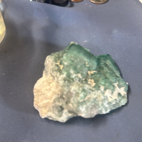 Raw natural fluorite specimen 110 g 3 in.³ UV reactive, - Picture 4 of 5